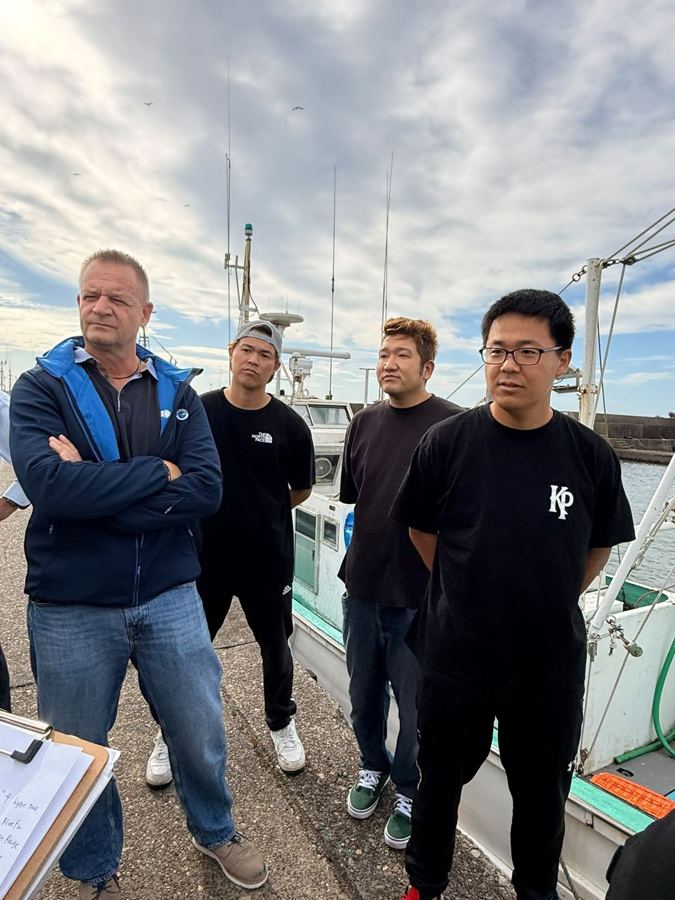 Jeunes pêcheurs de Chōshi sur le quai
